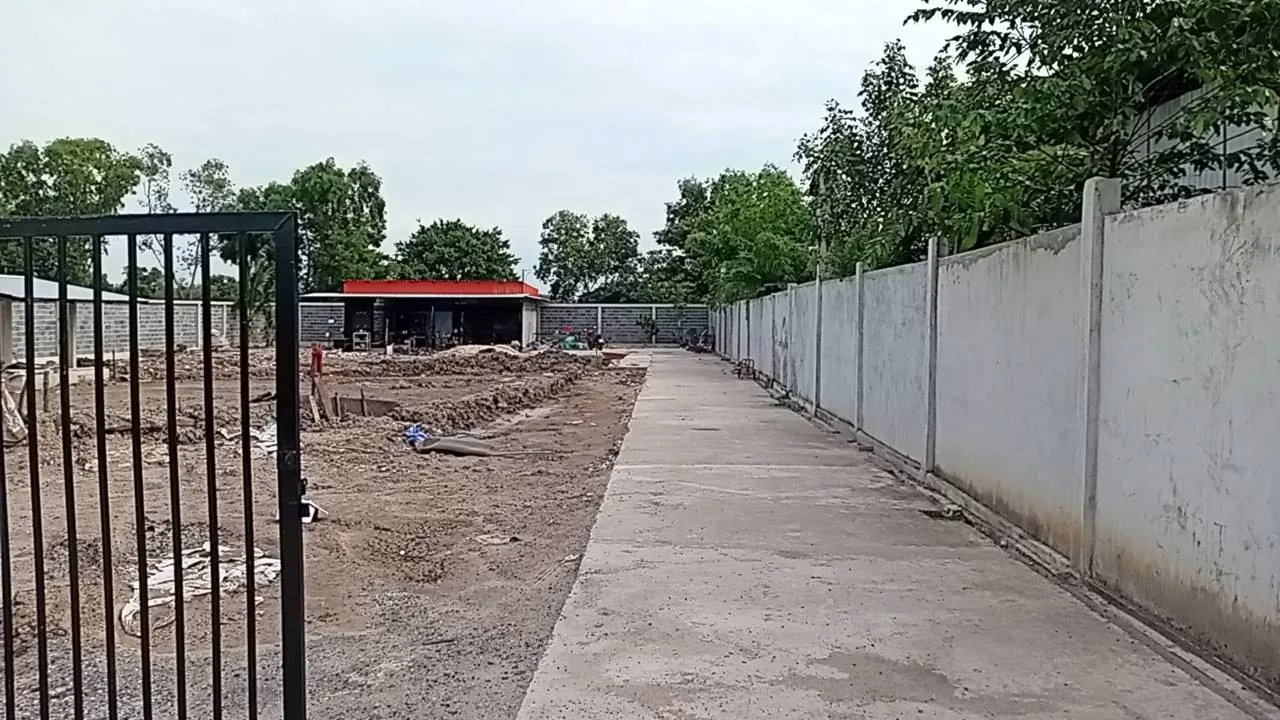 พื้นที่โกดังใหม่ระหว่างการก่อสร้าง มองเห็นอาคารและลานกว้าง